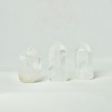 Load image into Gallery viewer, CLEAR QUARTZ WITH FUCHSITE POINT